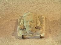 Corbeau a tete humaine, pierre, 14eme, vient de l'eglise St Nazaire, musee de Carcassonne (2)